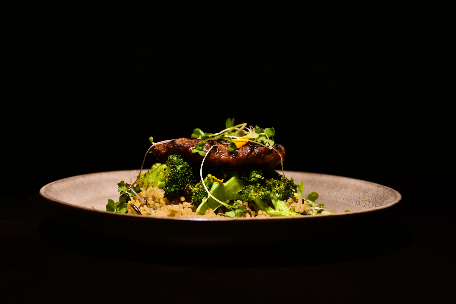 Boulette de viande, brocolis, feta sur riz jasmin