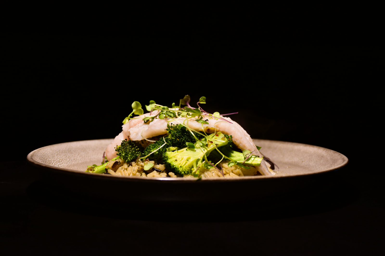 Poisson à chair blanche, brocolis, feta sur riz jasmin