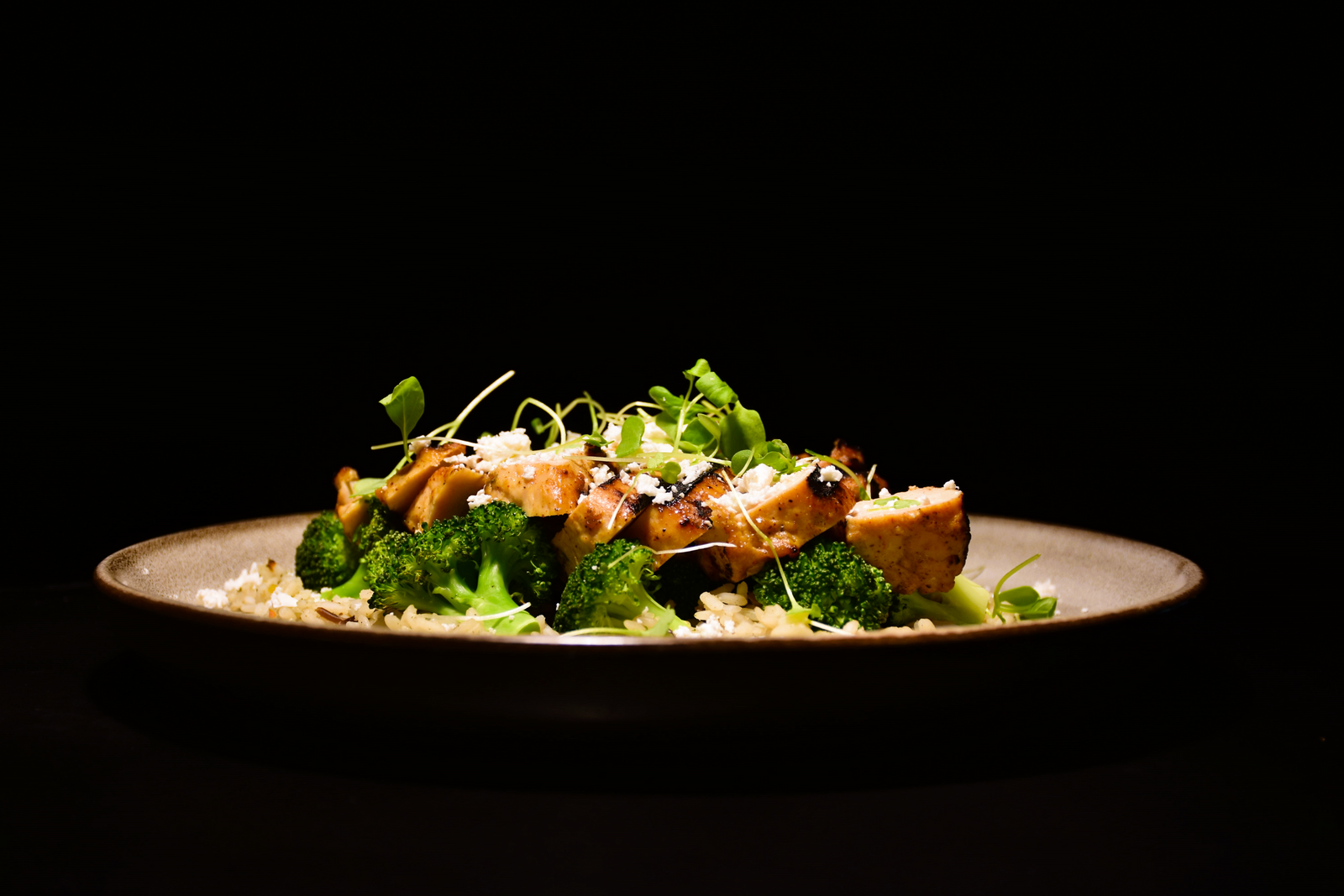 Poitrine de poulet, brocolis, feta sur riz jasmin