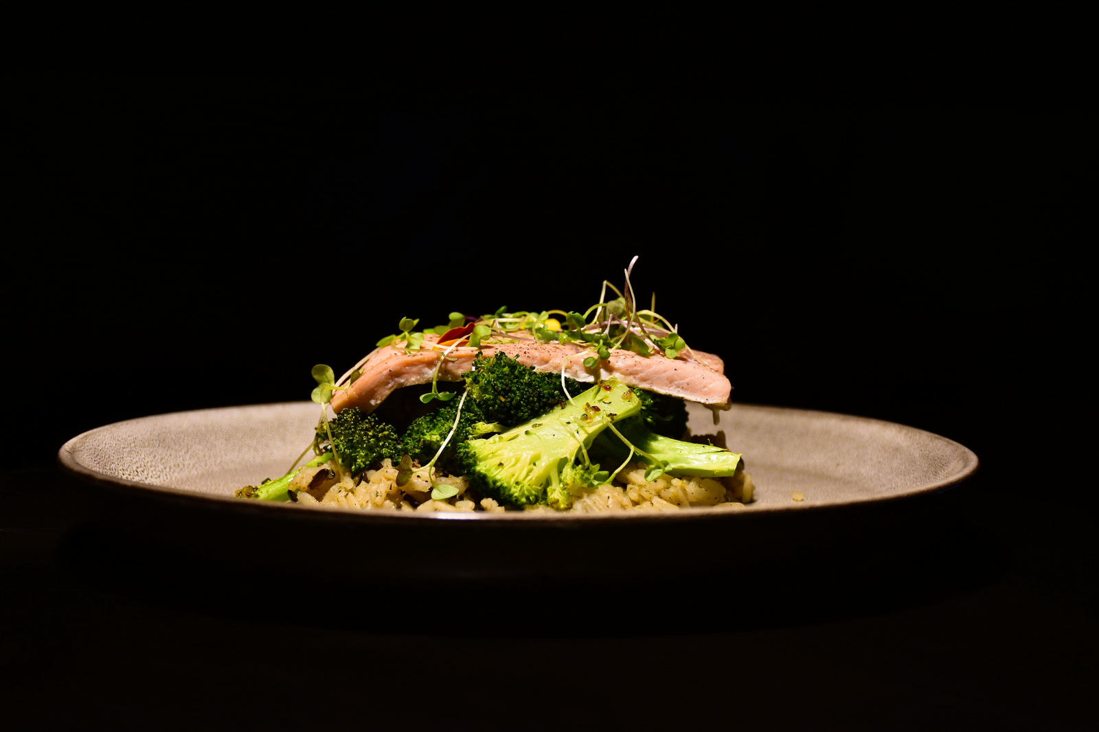 Saumon grillé, brocolis, feta sur riz jasmin