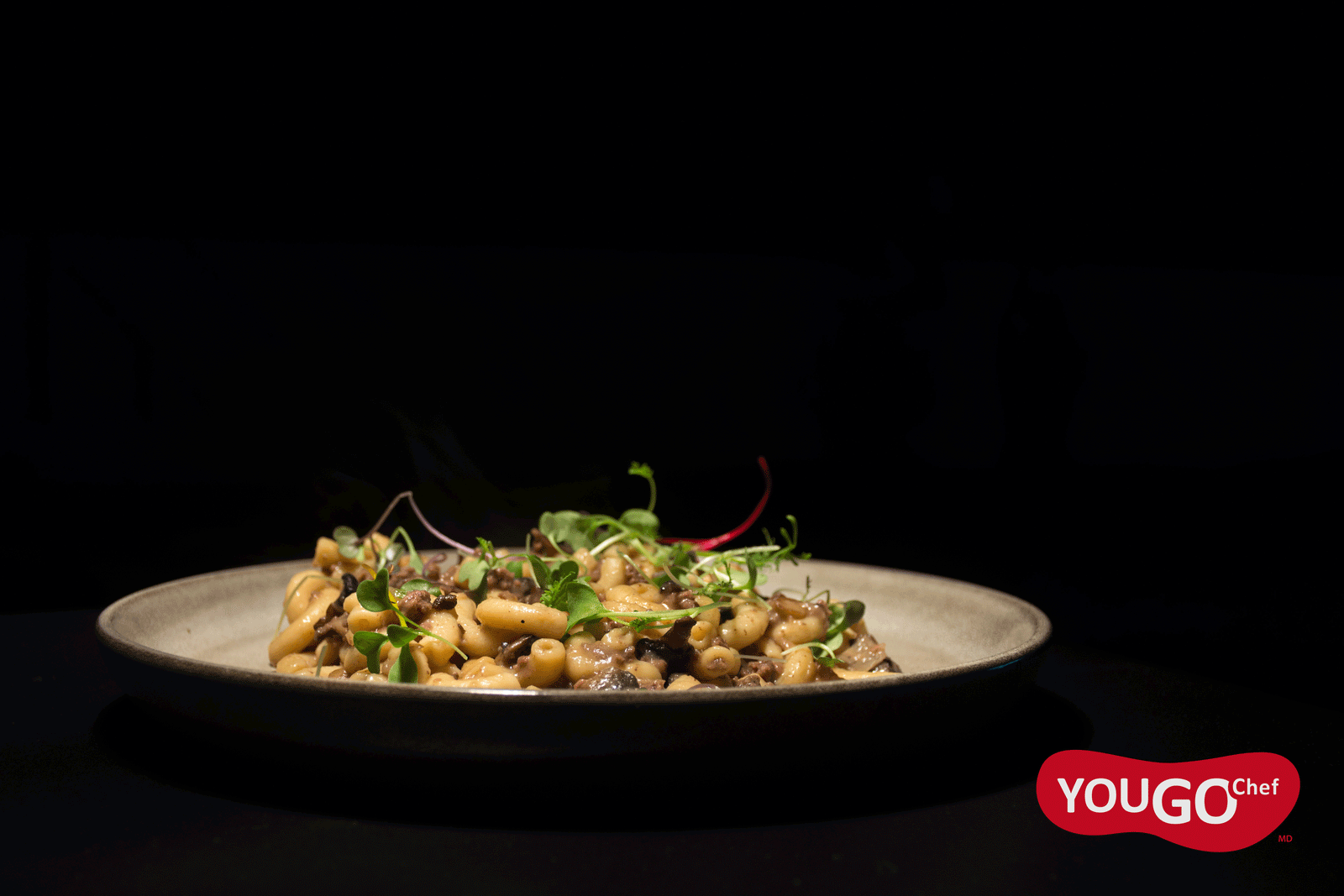 Macaroni à la viande sauce-demi glace, champignons et persil