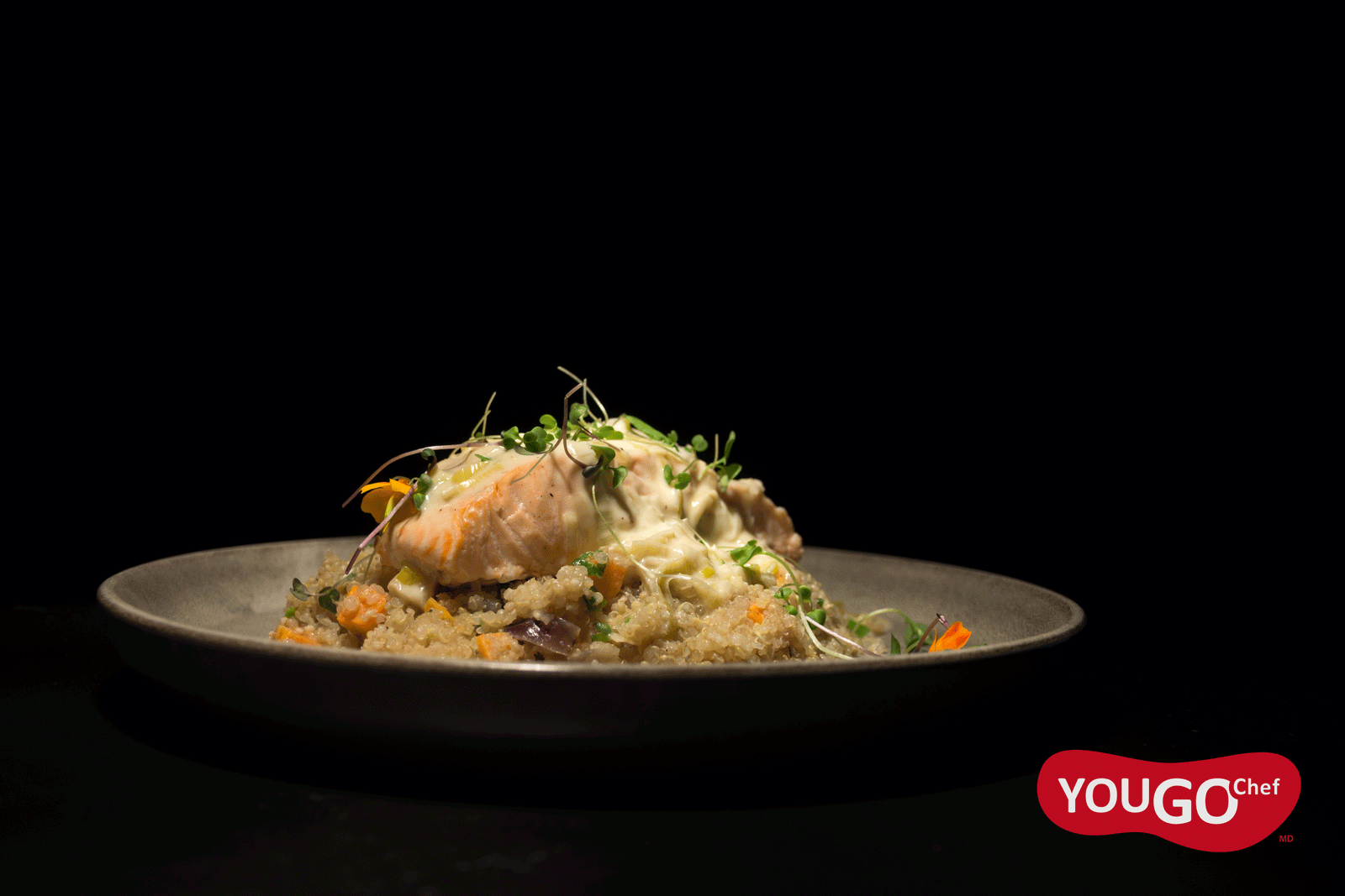 Pavé de saumon poêlé et tombée de poireaux au vin blanc