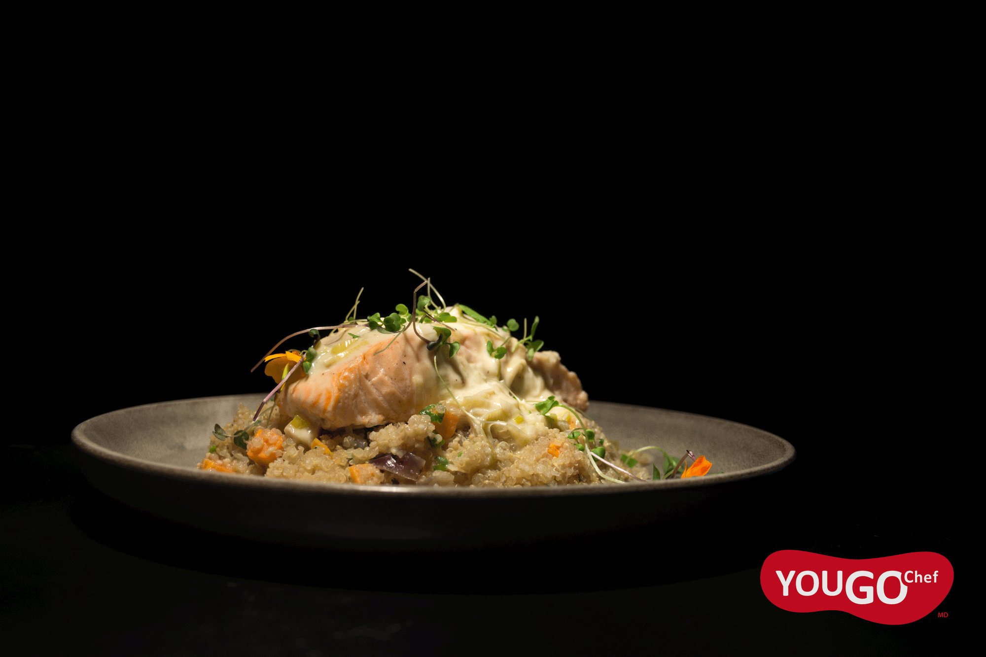 Pan-fried salmon steak with leeks and white wine